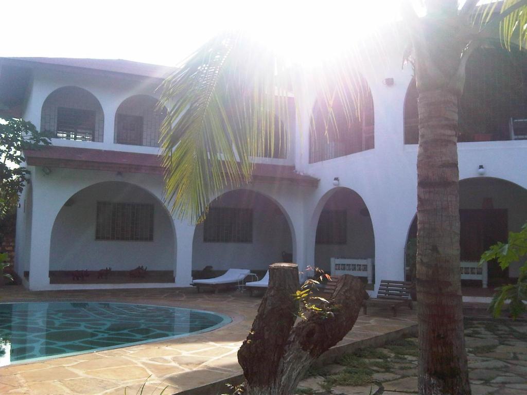 Bed and Breakfast Giraffe House à Malindi Extérieur photo