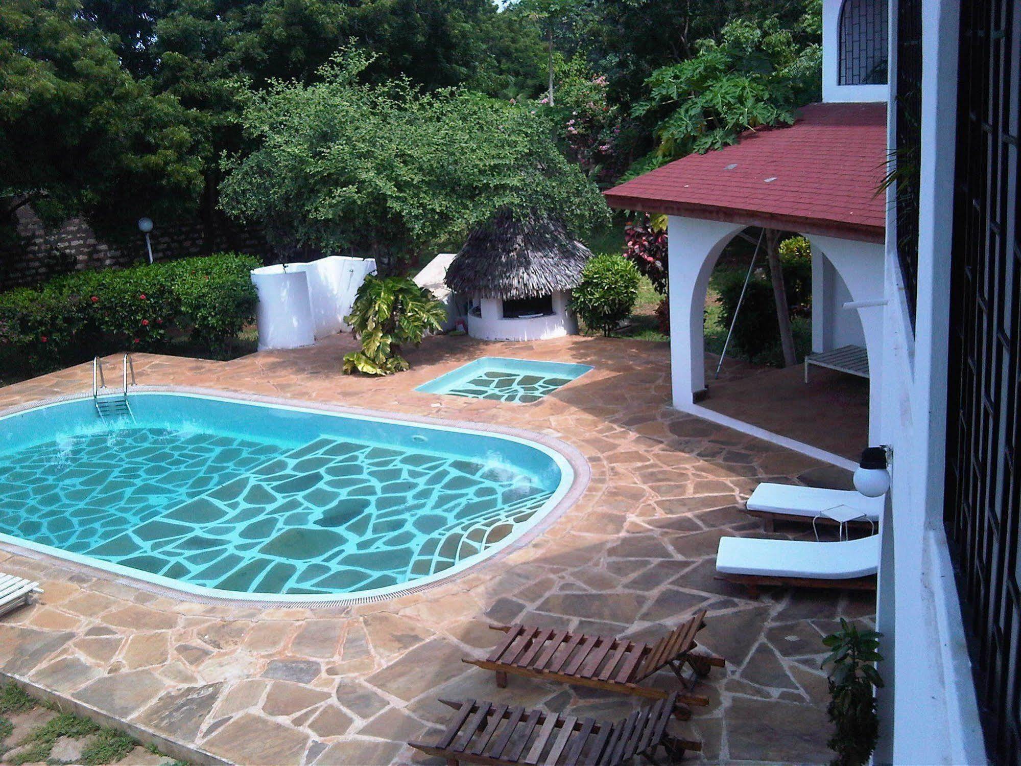 Bed and Breakfast Giraffe House à Malindi Extérieur photo